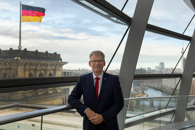 Bundestagsabgeordneter Helmut Kleebank in der Reichstagskuppel in Berlin