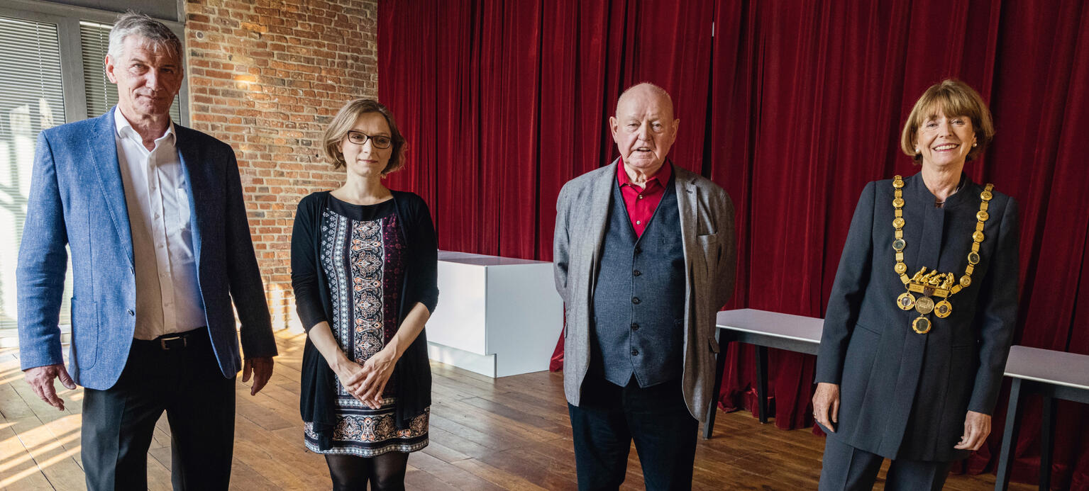 Lisa Herzog (2. v. l.) und Konrad Gilges (2. v. r.), Träger des Hans-Böckler-Preises. Rechts im Bild Kölns Oberbürgermeisterin Henriette Reker, ganz links der Kölner DGB-Vorsitzende Witich Roßmann