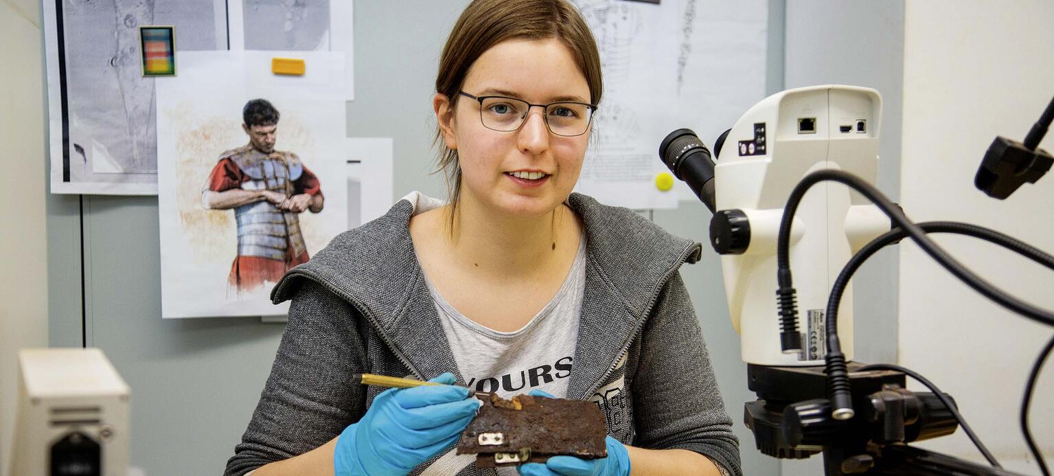 Rebekka Kuiter (27) arbeitet als Restauratorin für die VARUSSCHLACHT im Osnabrücker Land gGmbH.