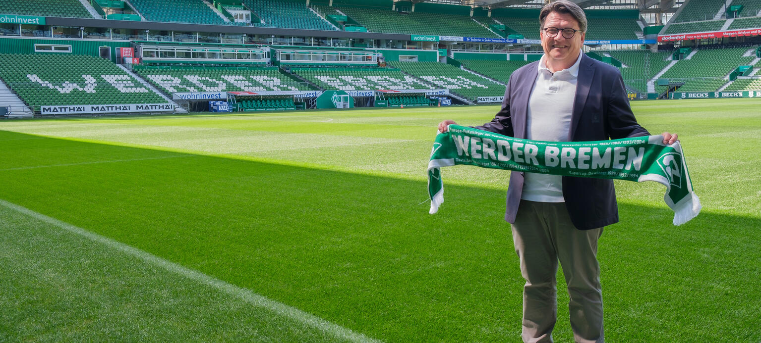 Vereinspräsident Hubertus Hess-Grunewald mit Schal im Stadion von Werder Bremen