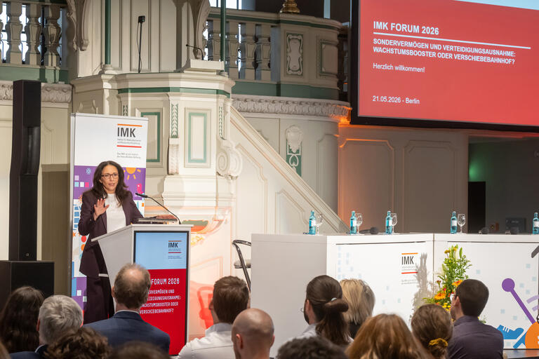 Blick auf die Bühne des IMK Forum 2026 mit Jasmin Fahimi