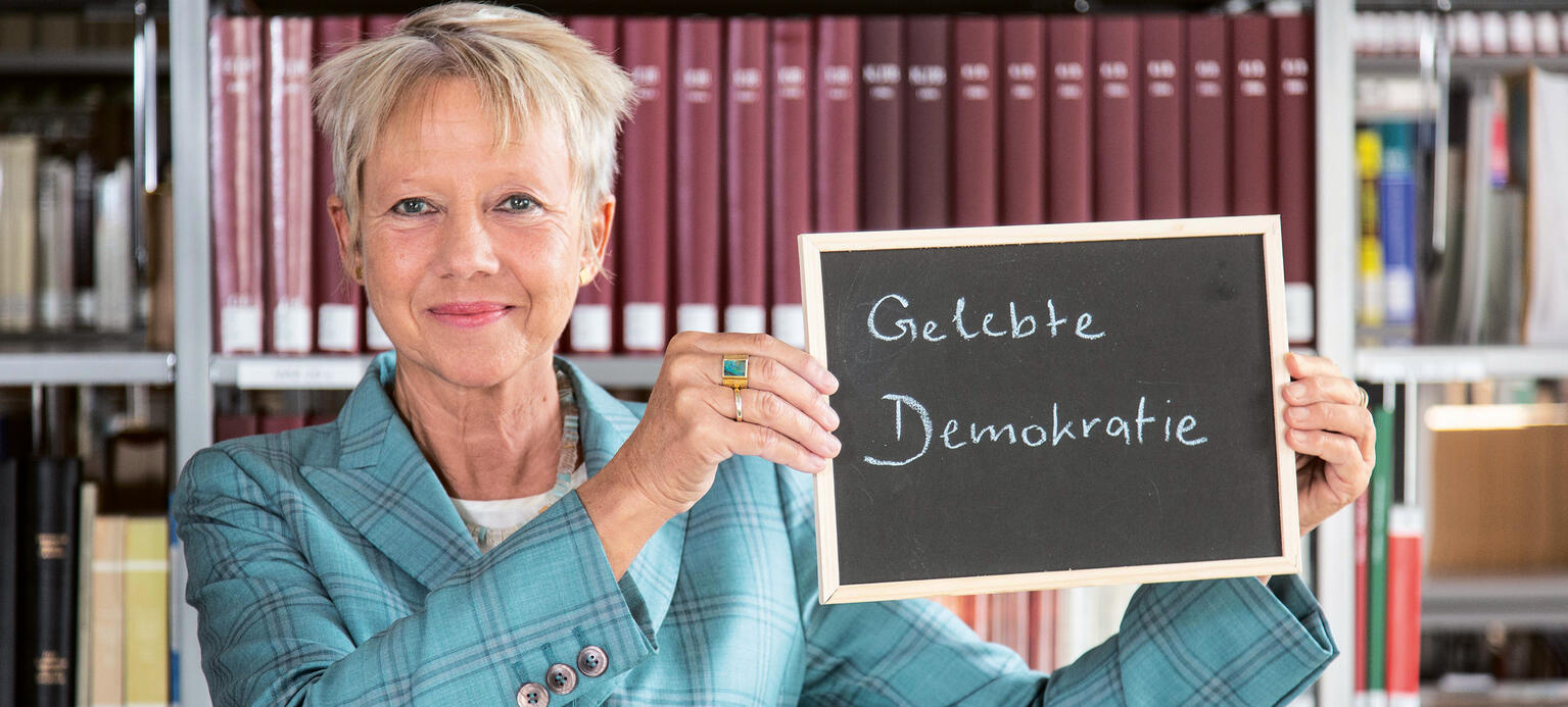 Inken Gallner Präsidentin des Bundesarbeitsgerichts, mit Schriftzug 'gelebte Demokratie'