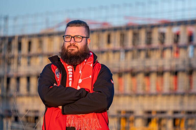 Portrait von Jannik Klawun, Mechatroniker und Projektmanager bei Körber Technologies in Hamburg.