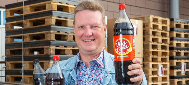 NGG-Gewerkschafter Jens Löbel mit Flaschen Vita Cola