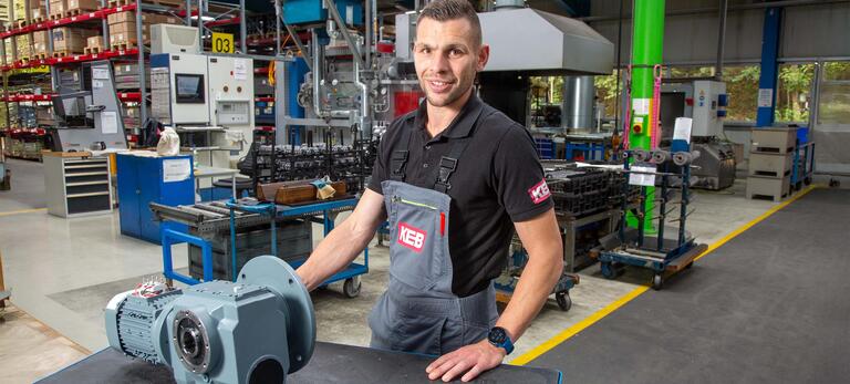 Betriebsratsvorsitzender Torsten Golde in Werkshalle des Getriebemotorherstellers KEB Automation in Schneeberg