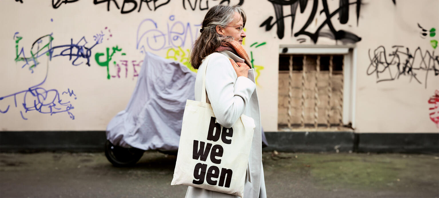 Kerstin Jürgens Professorin für Mikrosoziologie an der Universität Kassel, mit Schriftzug 'Bewegen'
