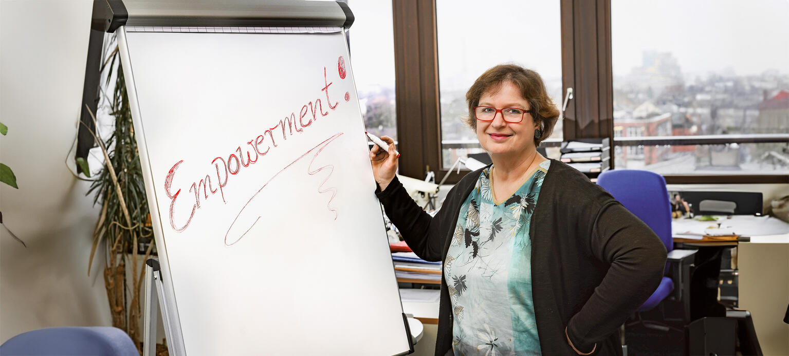 Ute Klammer Geschäftsführende Direktorin des Instituts Arbeit und Qualifikation an der Universität Duisburg-Essen, mit Schriftzug 'Empowerment'