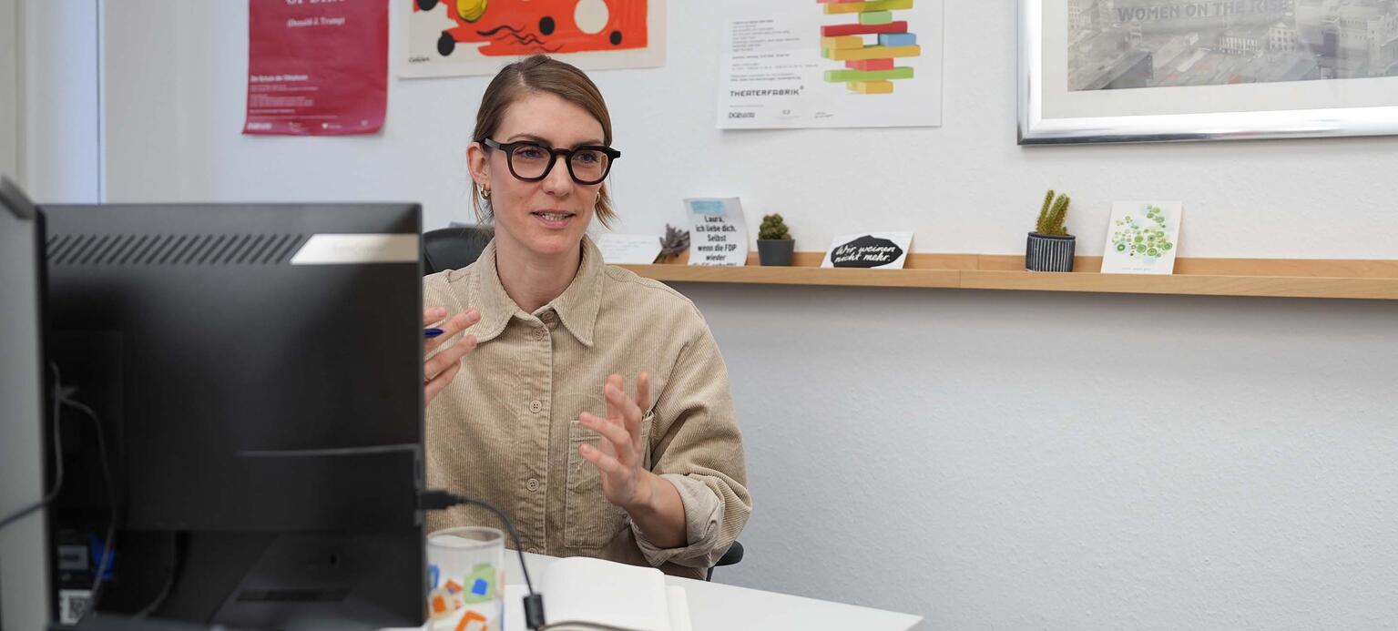 Portrait Laura von Grumbkow am Schreibtisch sitzend