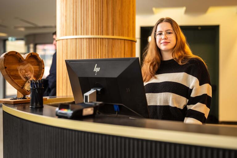 Portrait von Lorena Albert, die im Dorint Pallas Hotel in Wiesbaden in der Reservierungsabteilung arbeitet