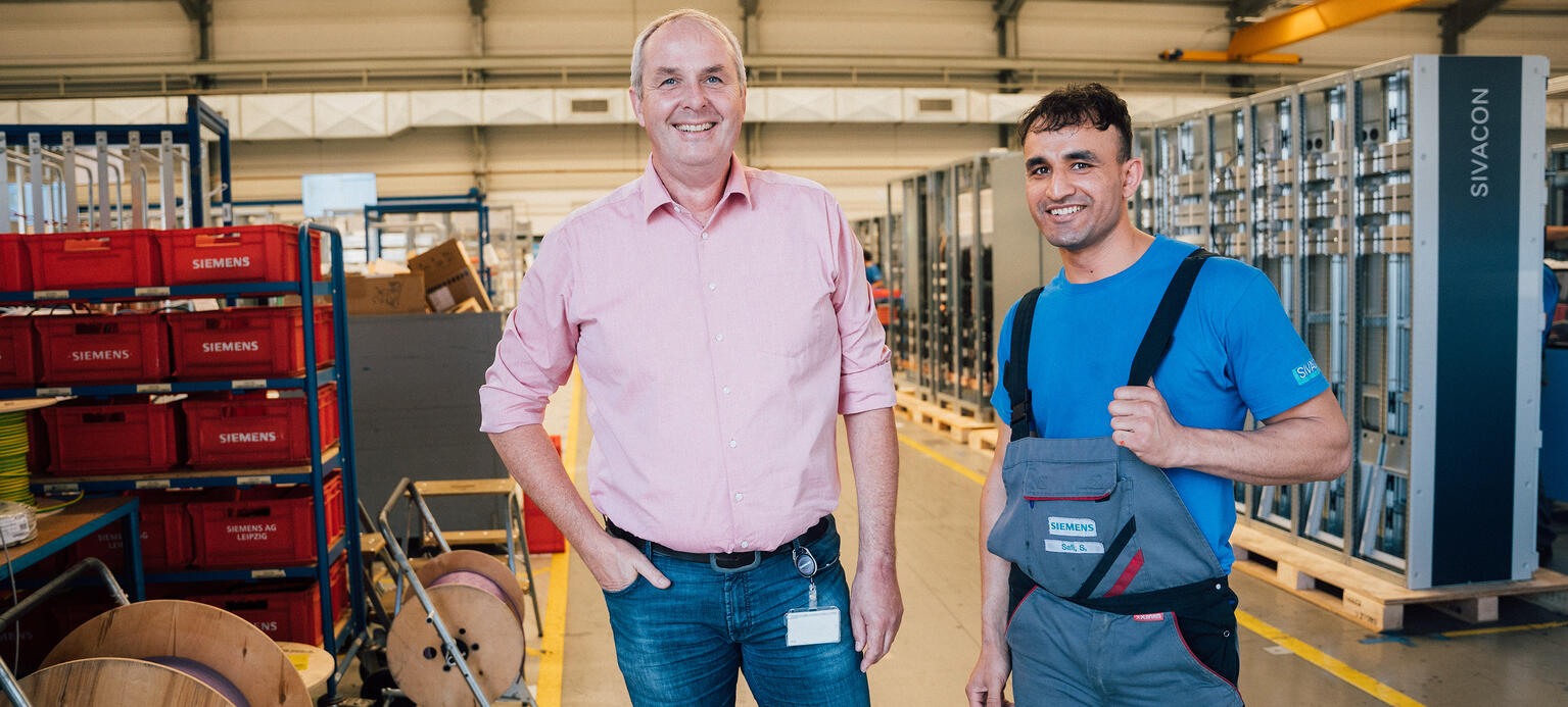 Betriebsrat Michael Hellriegel und Shams Safi aus Afghanistan