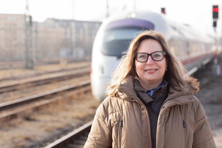 Monika Goth arbeitet bei der Deutschen Bahn als Zugchefin im Fernverkehr in Nürnberg.