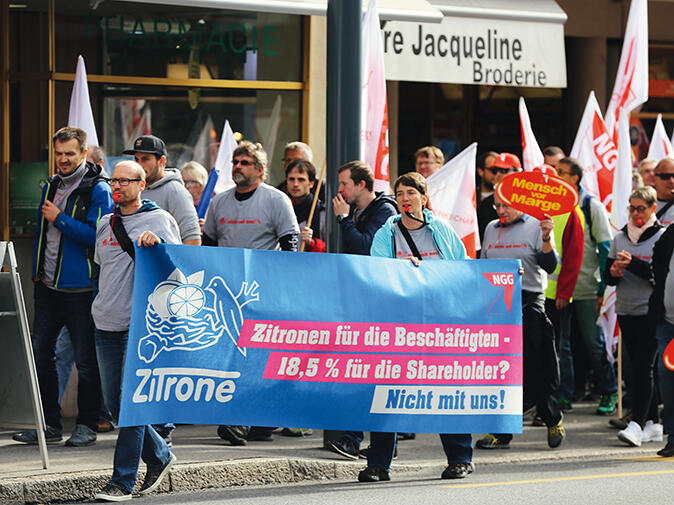 Demo bei Nestle - Beschäftigte mit Banner