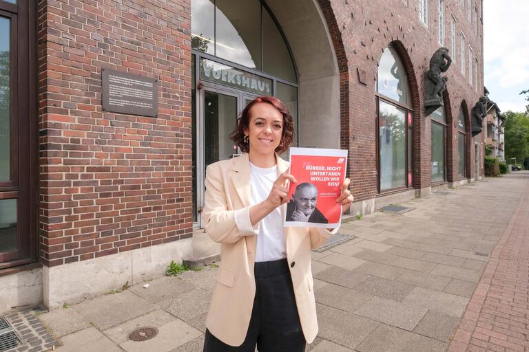 Paulina Ifländer vor dem Sozialzentrum des Amtes für Soziale Dienste in der Hans-Böckler-Straße in Bremen