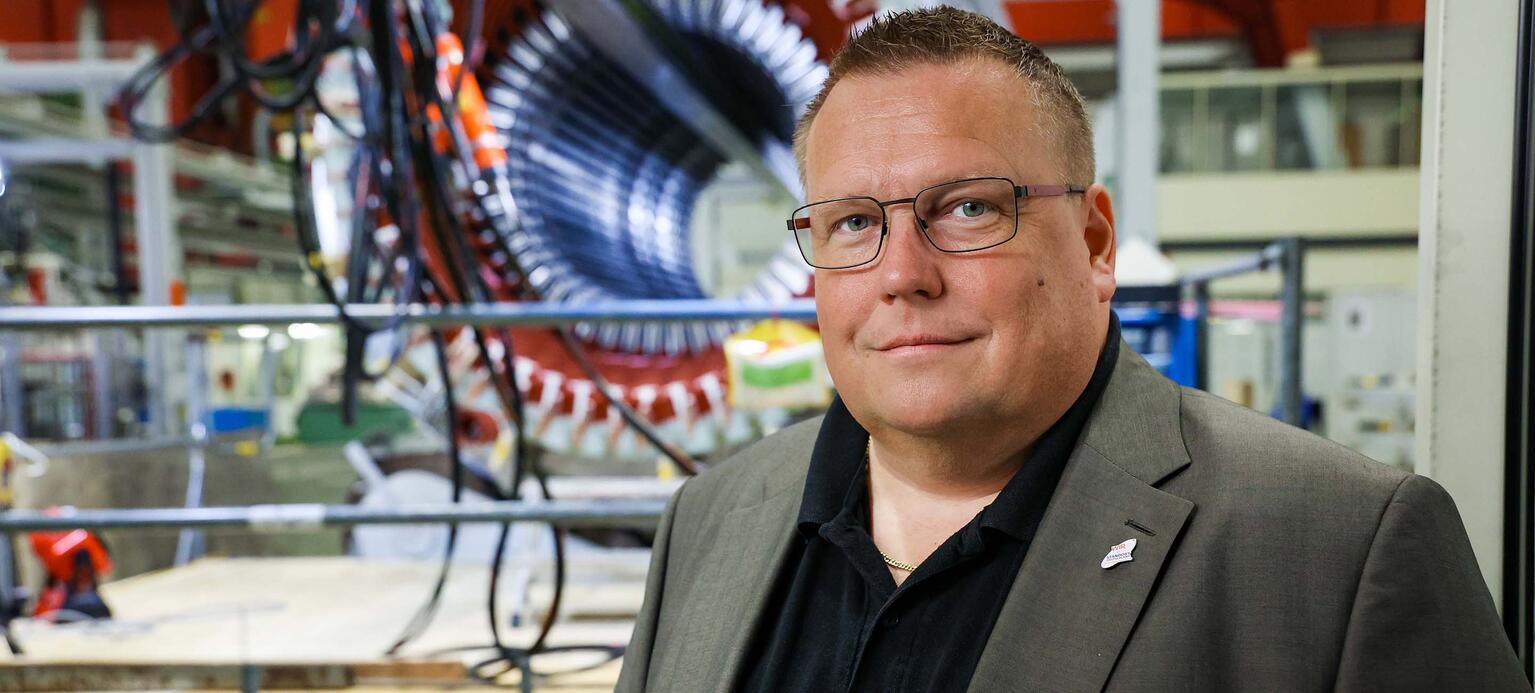 Halbportrait von Robert Kensbock, Aufsichtsrat bei Siemens Energy in einer Werkshalle