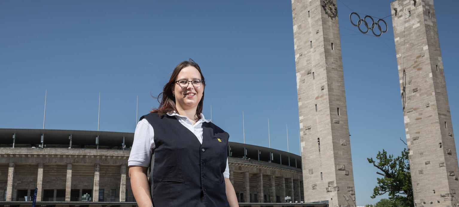 Sandra Gerhardt, U-Bahn- Fahrerin bei der BVG in Berlin, am Olympia-Stadion in Berlin