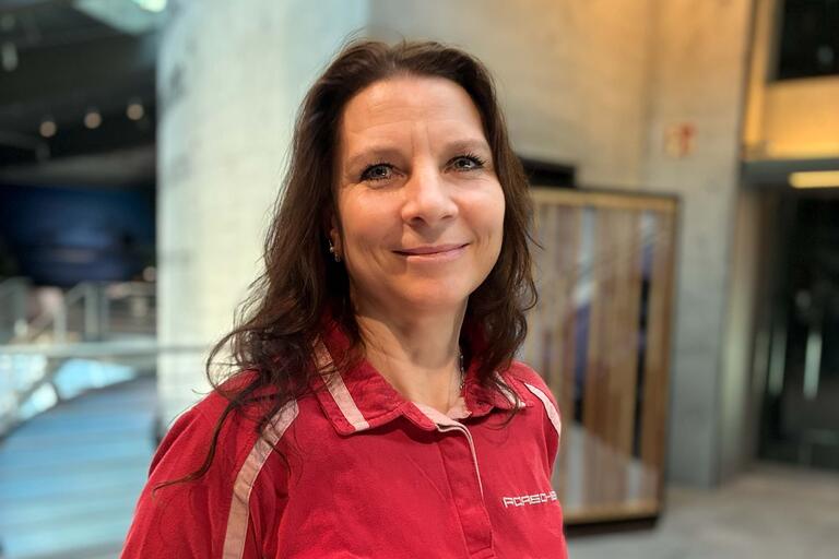 Portaitbild von BR-Kandidatin Sandy Schörnig mit Porsche-T-Shirt