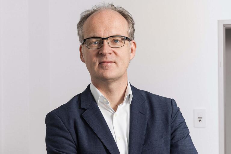 Halb-Portrait IMK-Direktor Sebastian Dullien