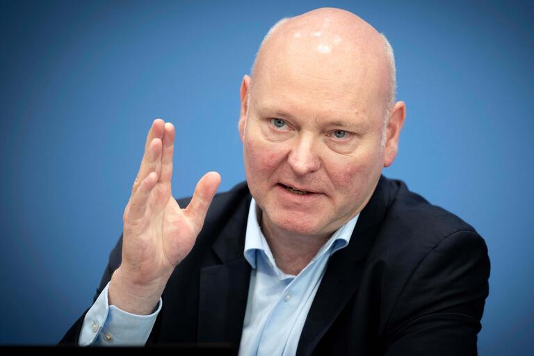 Prof. Achim Truger , Wirtschaftswissenschaftler und Professor fuer Soziooekonomie und Mitglied Sachverstaendigenrat zur Begutachtung der gesamtwirtschaftlichen Entwicklung Wirtschaftsweise waehrend der Bundespressekonferenz zum Thema Vorstellung des Jahresgutachtens 2025 2026