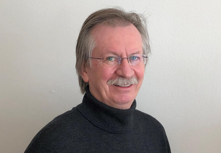 Ulrich Hilpert ist emeritierter Politikwissenschaftler an der Universität Jena