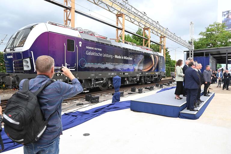 Bild von der Eröffnung des neuen Hauptsitzes von Siemens Mobility in München-Allach im Sommer.  