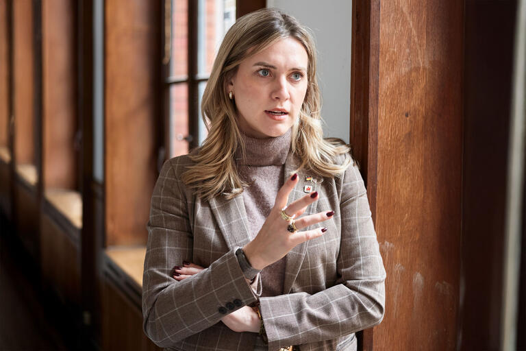 Portrait von Yasmin Hilpert in einem Bürogebäude