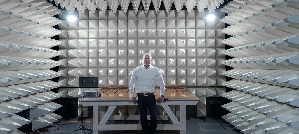 Brose-Betriebsrat Yves Weinberger in einem Messraum für technische Geräte.