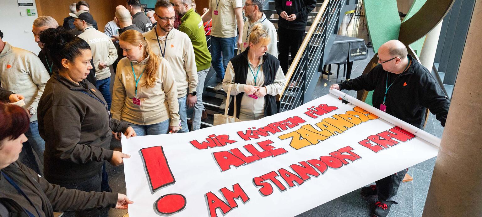 Zalando-Gesamtbetriebsrat mit Banner bei Protest im Thüringer Landtag