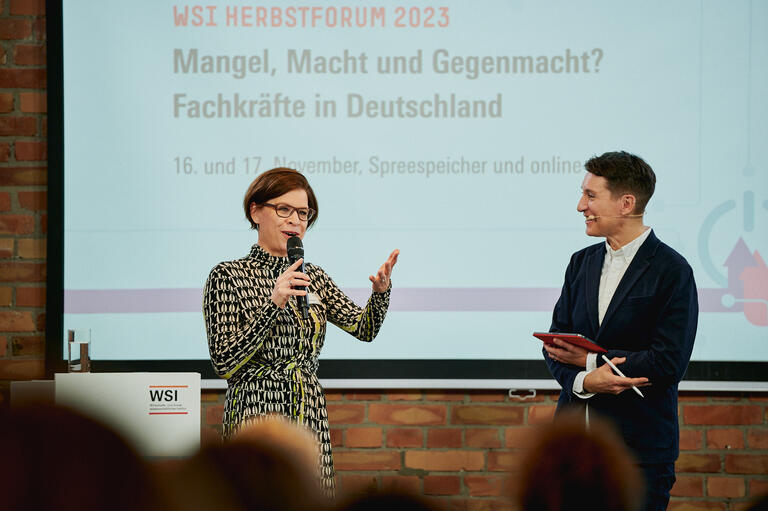 Bettina Kohlrausch spricht auf dem Podium WSI Herbstforum 2023