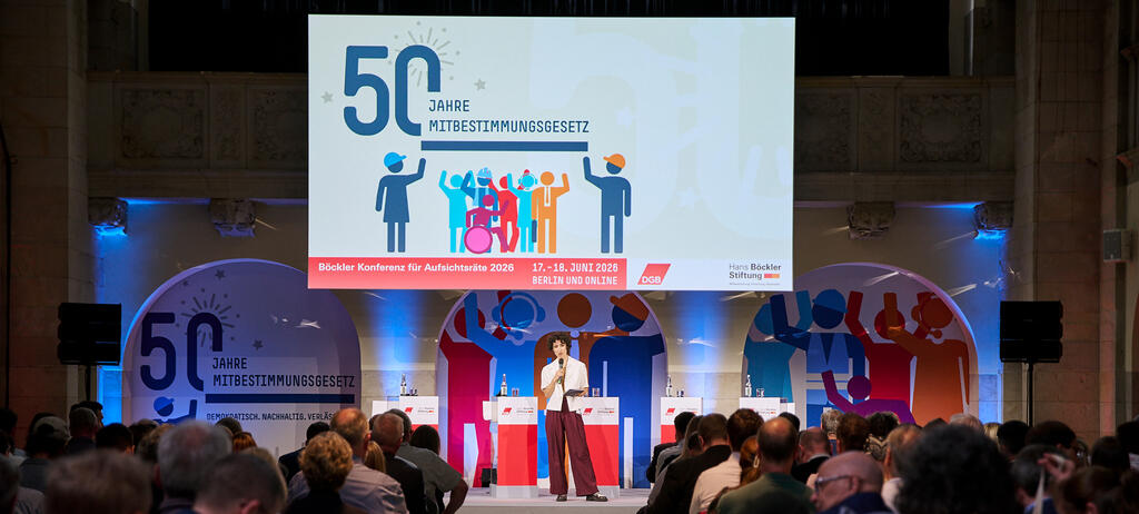 Zu sehen ist die Bühne mit Moderatorin bei der Böckler Konferenz für Aufsichtsräte 2026