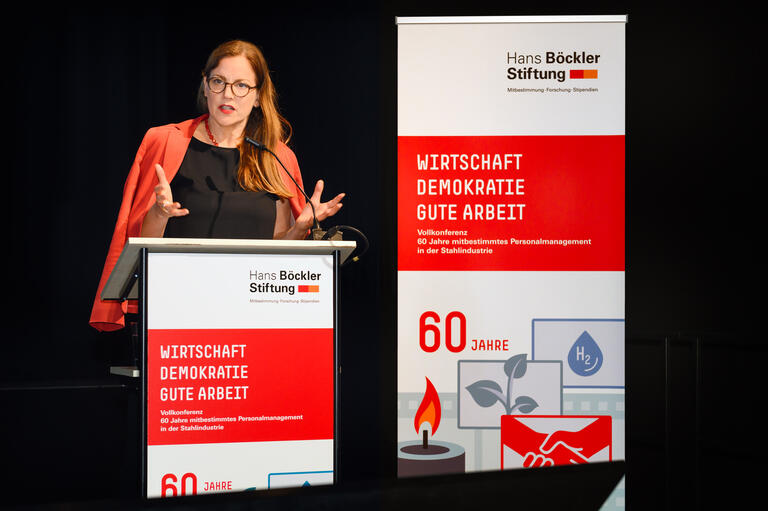 Kerstin Maria Rippel hält einen Vortrag