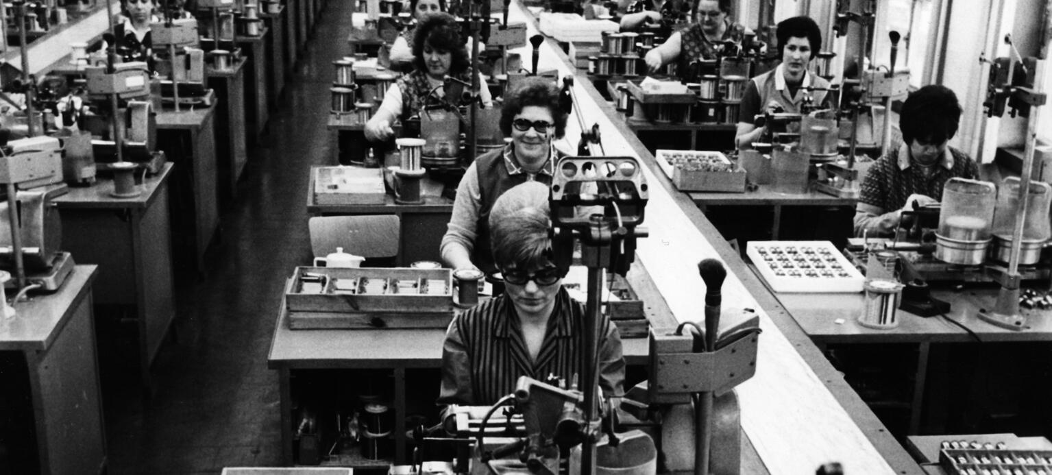 Fabrikarbeiterinnen in einer Werkshalle in Frankfurt