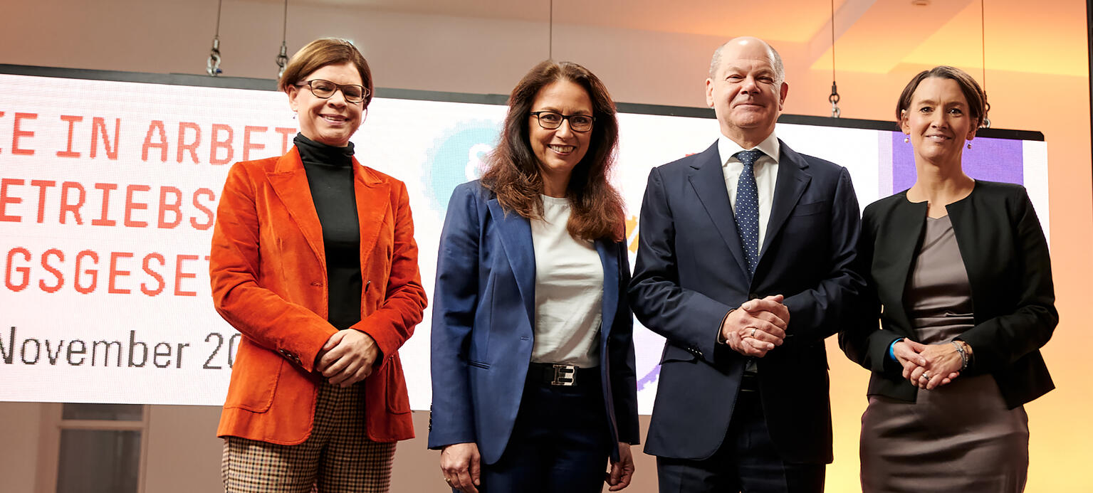 Bettina Kohlrausch, Yasmin Fahimi, Olaf Scholz und Claudia Bogedan beim Festakt zu 70 Jahre Betriebsverfassungsgesetz