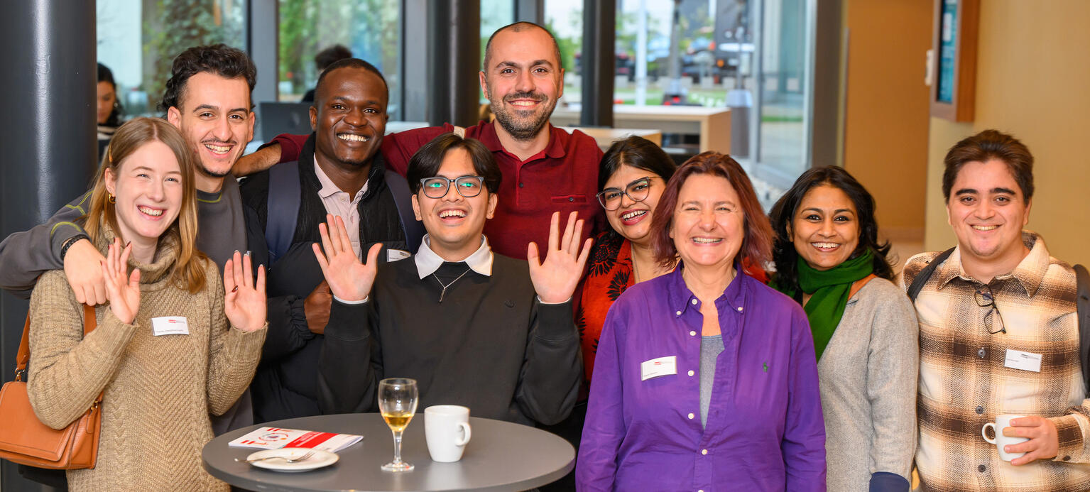 Es werden Teilnehmende der Konferernz gezeigt.