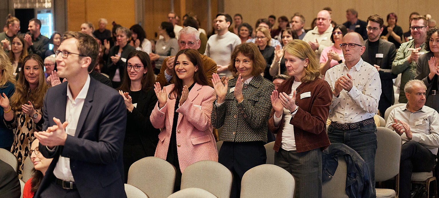 Das Publikum beklatscht einen Vortragenden