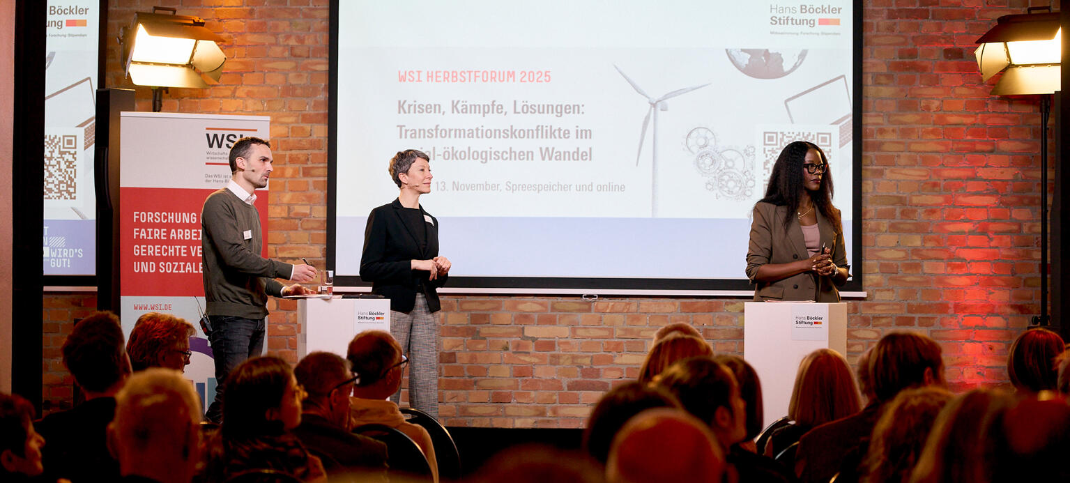 Podium mit einer Referentin vor Auditorium