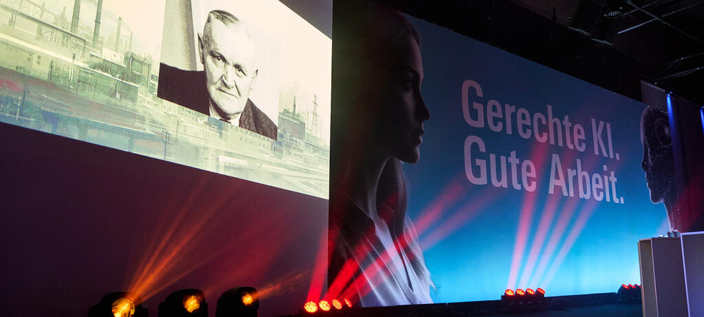 leere Bühne - im Hintergrund ein Bild von Hans Böckler und das Tagungsthema