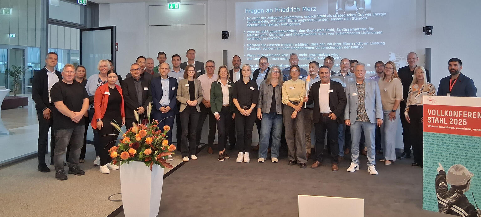 Das Bild zeigt Vortragende und Teilnehmer der Vollkonferenz als Gruppenbild.