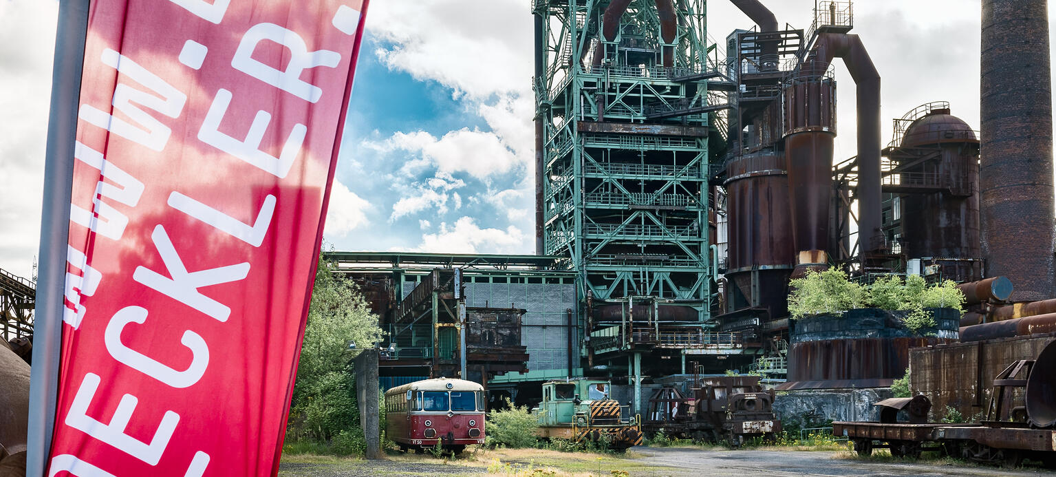 Kulisse der Henrichshütte mit Hans-Böckler-Fahne