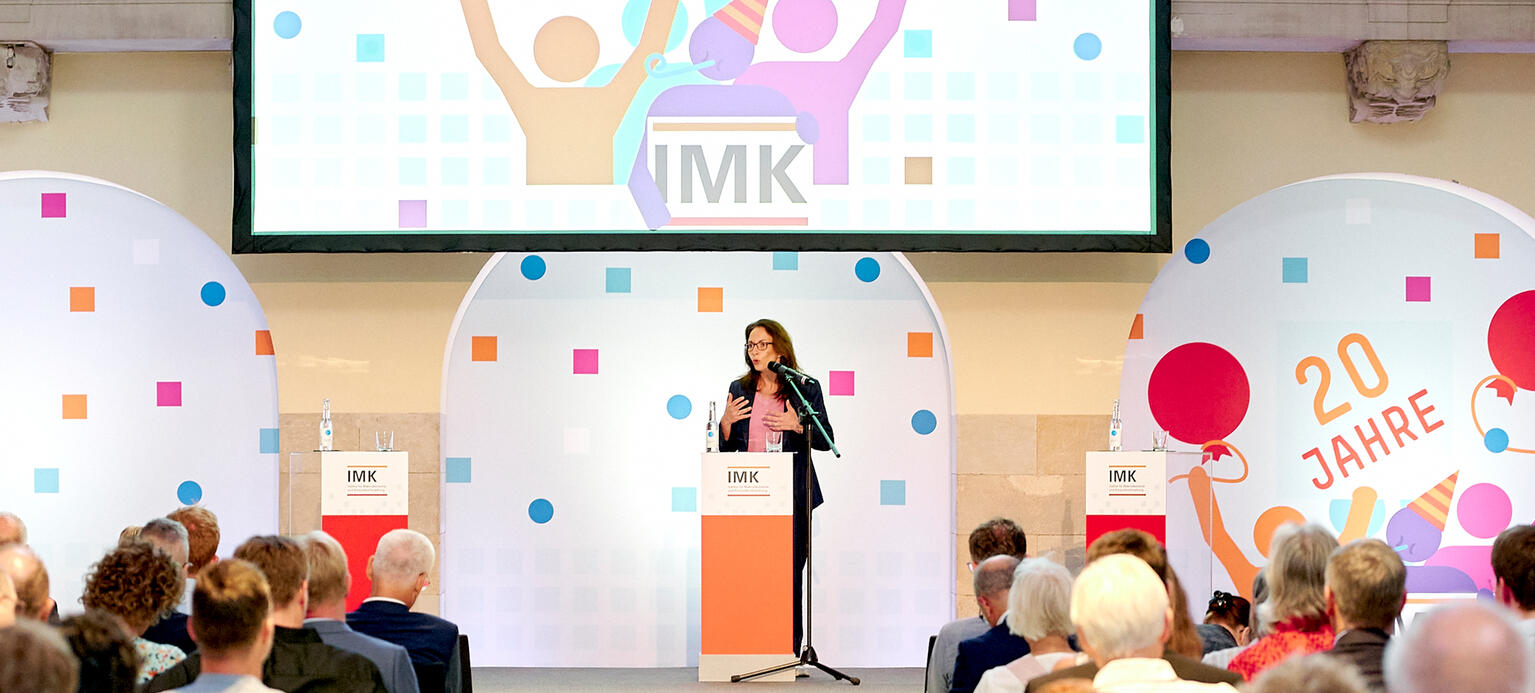 zu sehen ist die Bühne beim Jubiläum des IMK mit Jasmin Fahimi als Rednerin