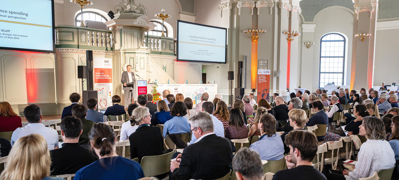 Blick über Publikum und Bühne auf dem IMK Forum 2025