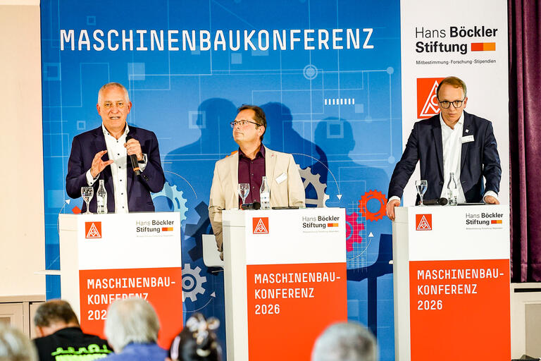 Podium und Diskussionsrunde auf der Maschinenbaukonferenz 2026