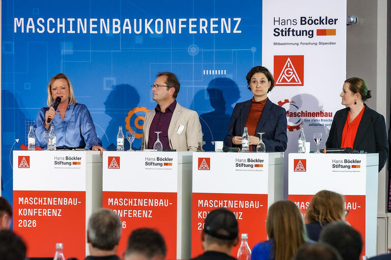 Podium und Diskussionsrunde auf der Maschinenbaukonferenz 2026