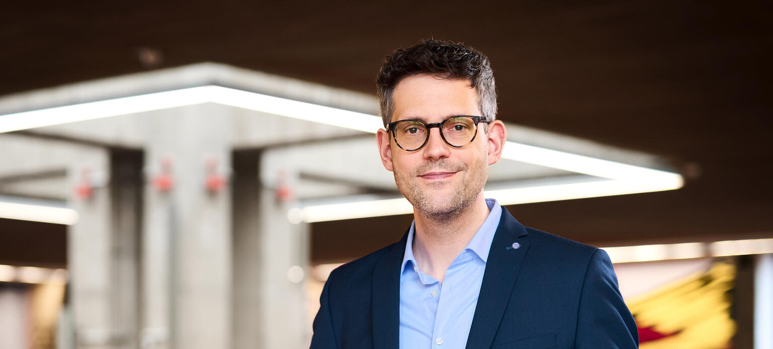 Das Foto zeigt Jan-Markus Kötter, Preisträger 2025 vor einem Gebäude