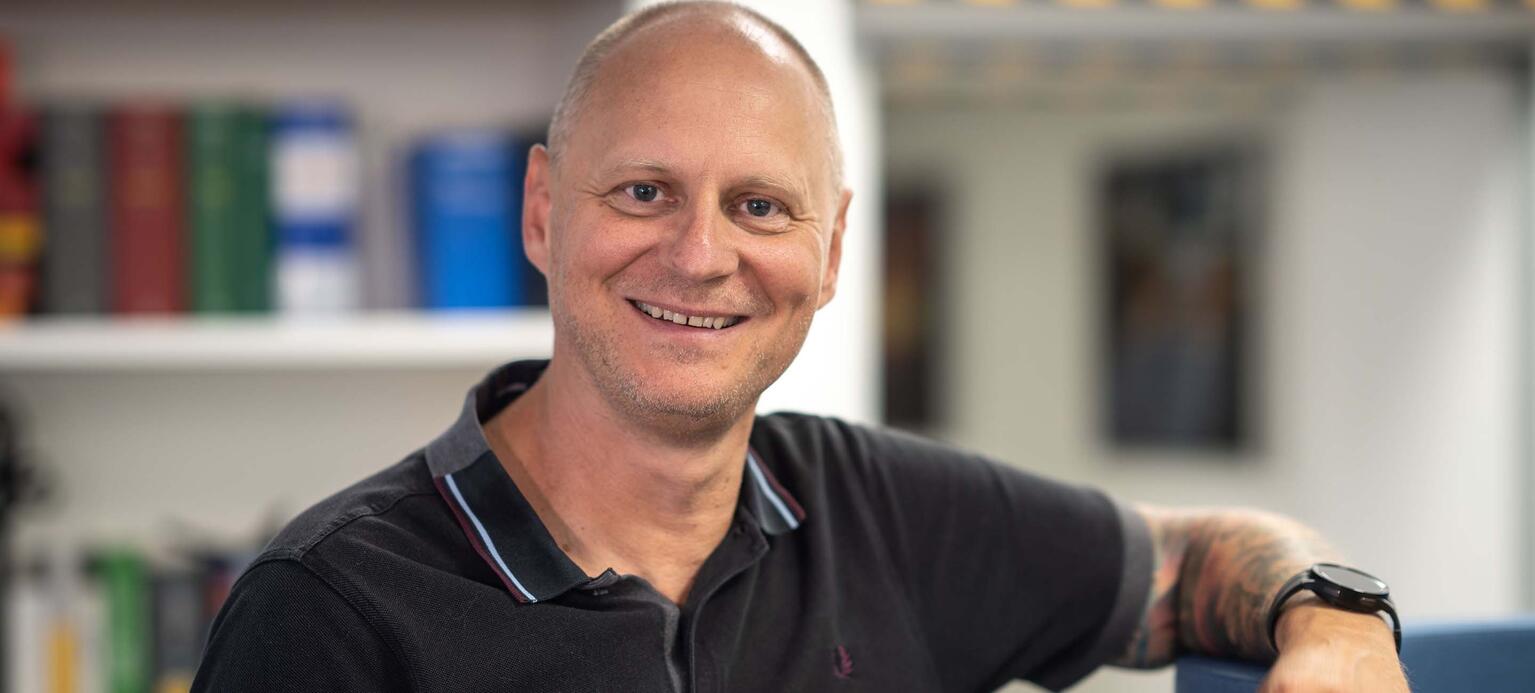 Porträt von Stephan Klenzmann, stellvertretender Betriebsratsvorsitzender bei SMS im Betriebsratsbüro