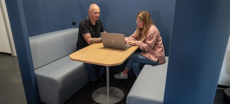 Zwei Mitglieder des BR von SMS group in einer Gesprächskabine