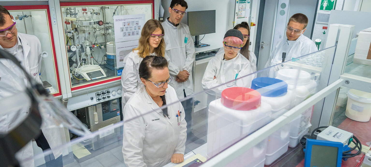 Stipendiaten zu Besuch beim Chemieunternehmen Evonik