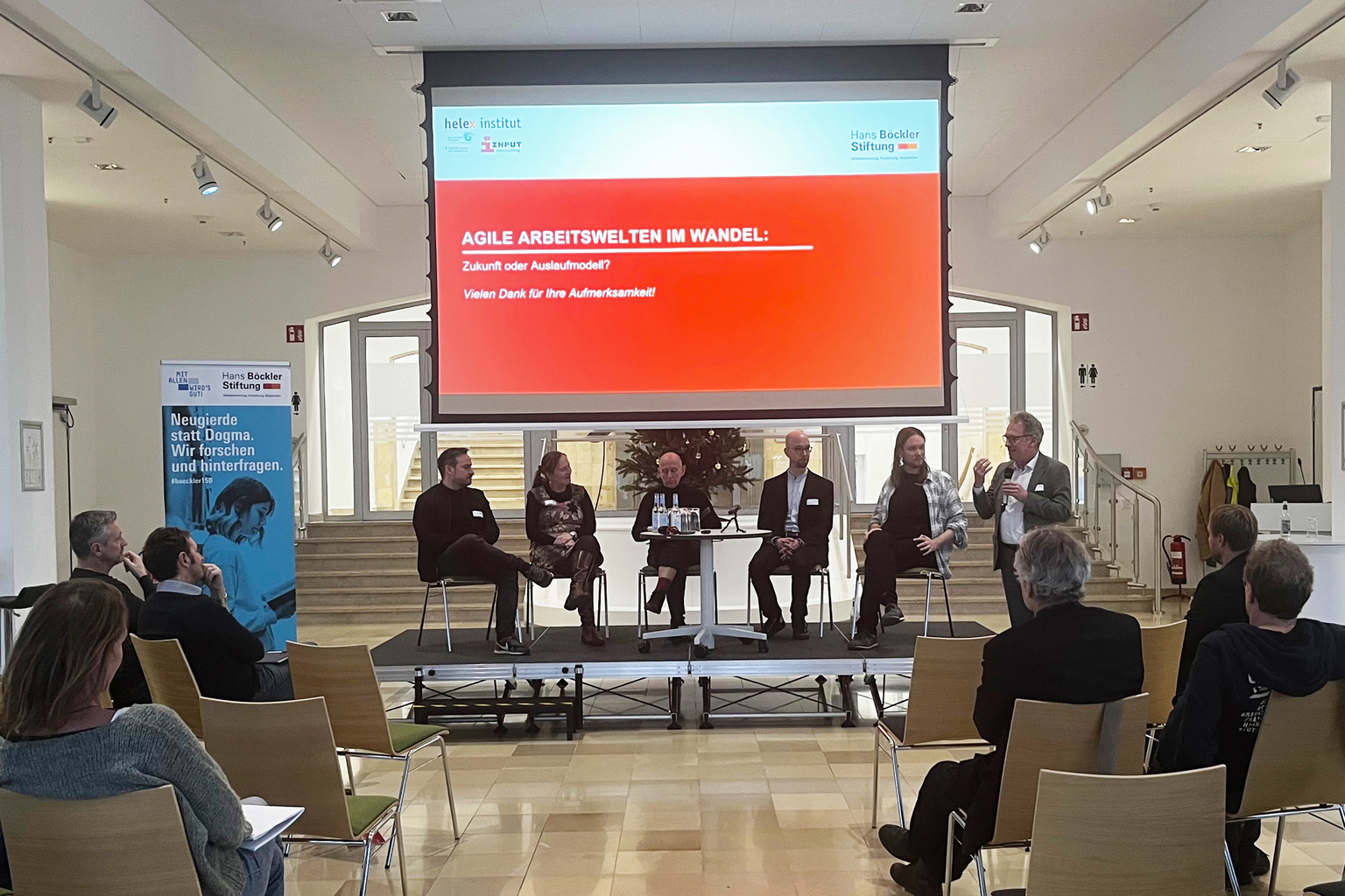 Zu sehen ist das Podium der Veranstaltung 'Agile Arbeitswelten 2025'