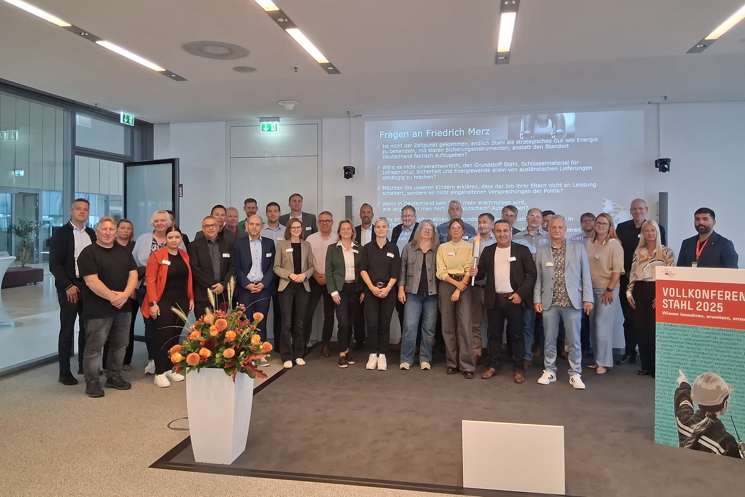 Das Bild zeigt Vortragende und Teilnehmer der Vollkonferenz als Gruppenbild.