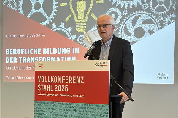 Prof. Dr. Hans-Jürgen Urban hält seinen Vortrag.