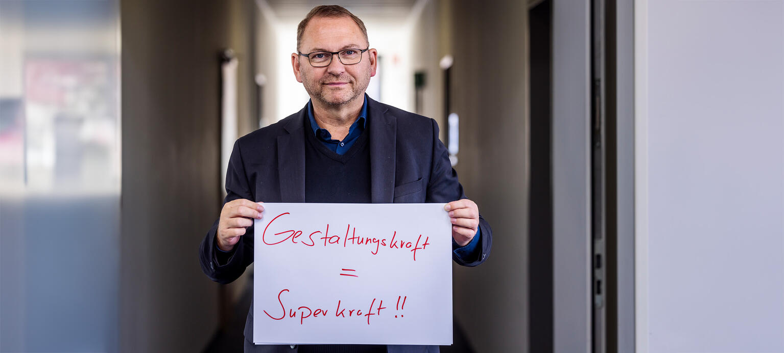 Frank Werneke Vorsitzender der Vereinten Dienstleistungsgewerkschaft ver.di, mit Schriftzug 'Gestaltungskraft = Superkraft'